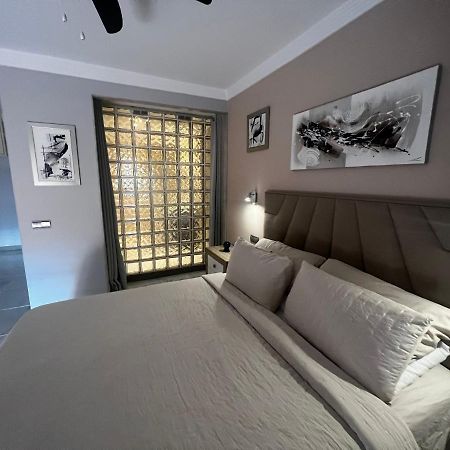 Beachfront Apartment - Sea Views - Marbella Kültér fotó