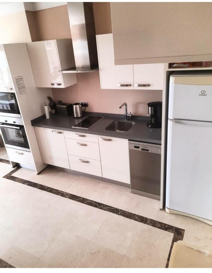 Beachfront Apartment - Sea Views - Marbella Kültér fotó