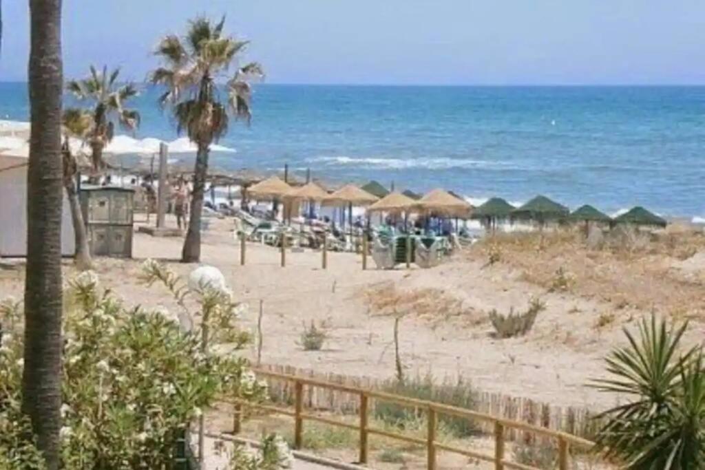 Beachfront Apartment - Sea Views - Marbella Kültér fotó