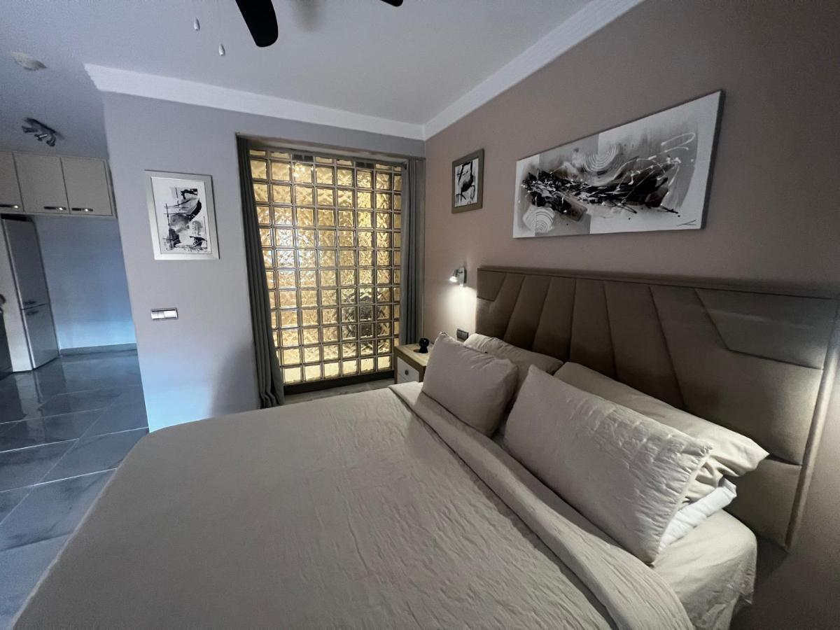 Beachfront Apartment - Sea Views - Marbella Kültér fotó